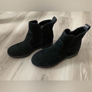 Easy Spirit Evolve suede booties size 7